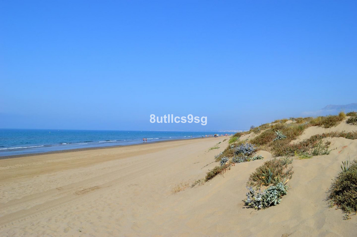 Middle Floor Apartment in Estepona