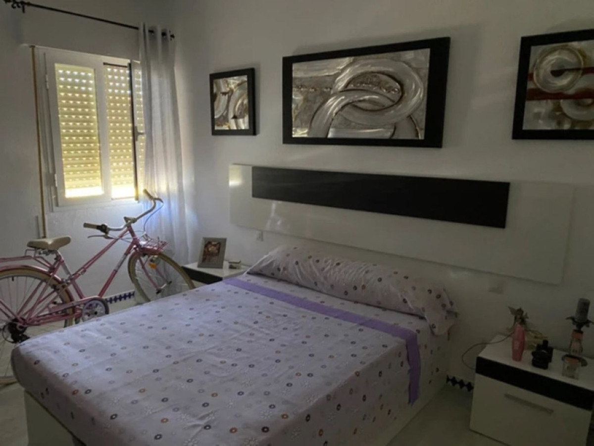 Middle Floor Apartment in Estepona