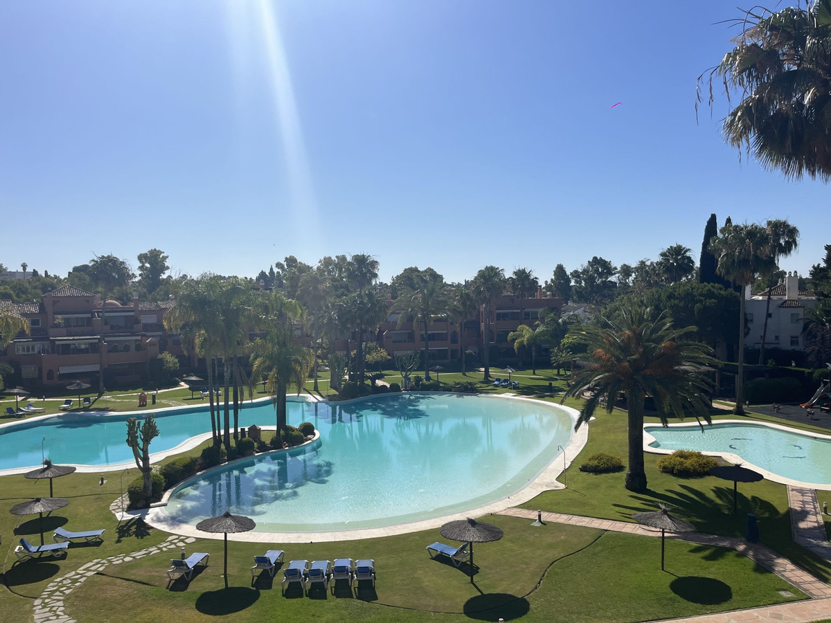 Middle Floor Apartment in Estepona