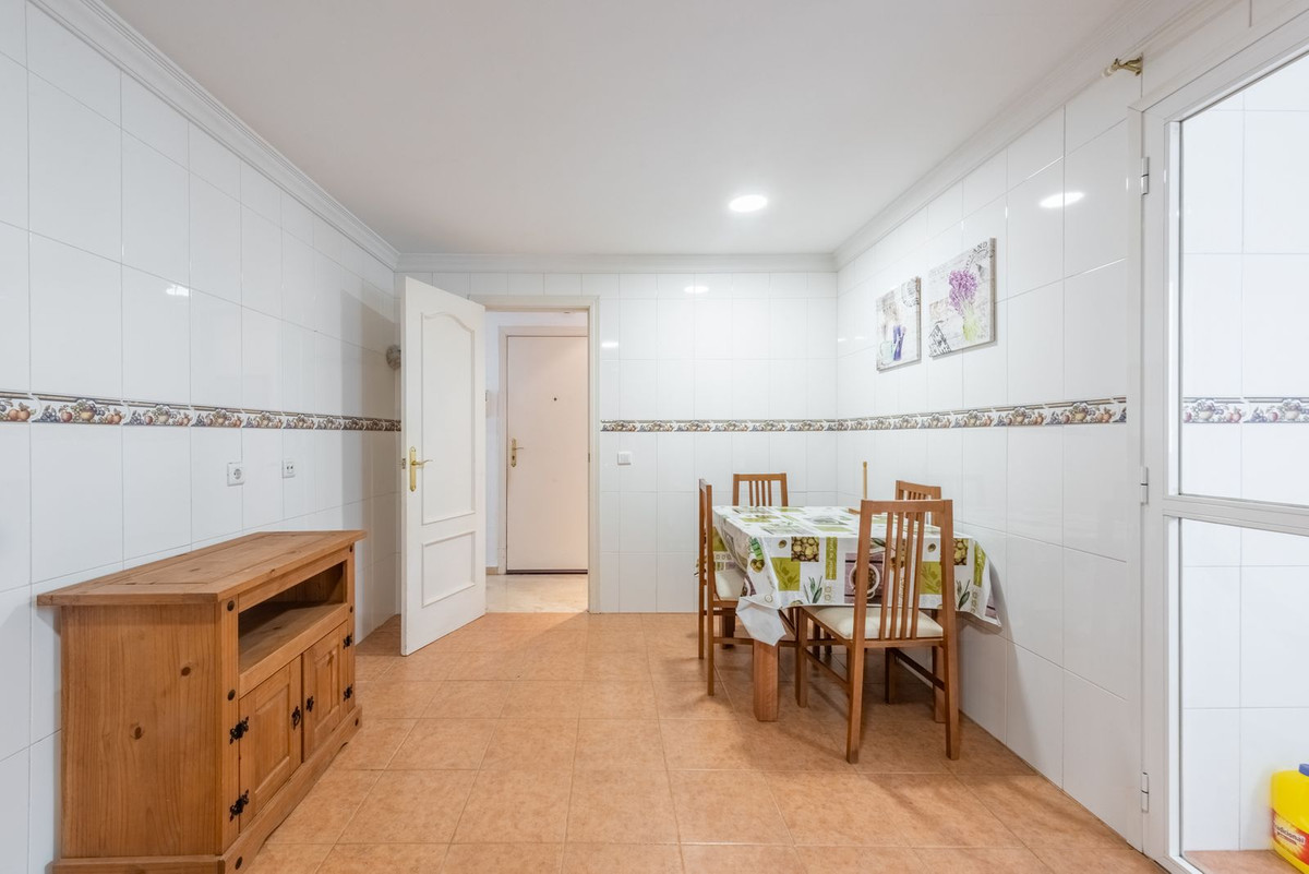 Middle Floor Apartment in Estepona