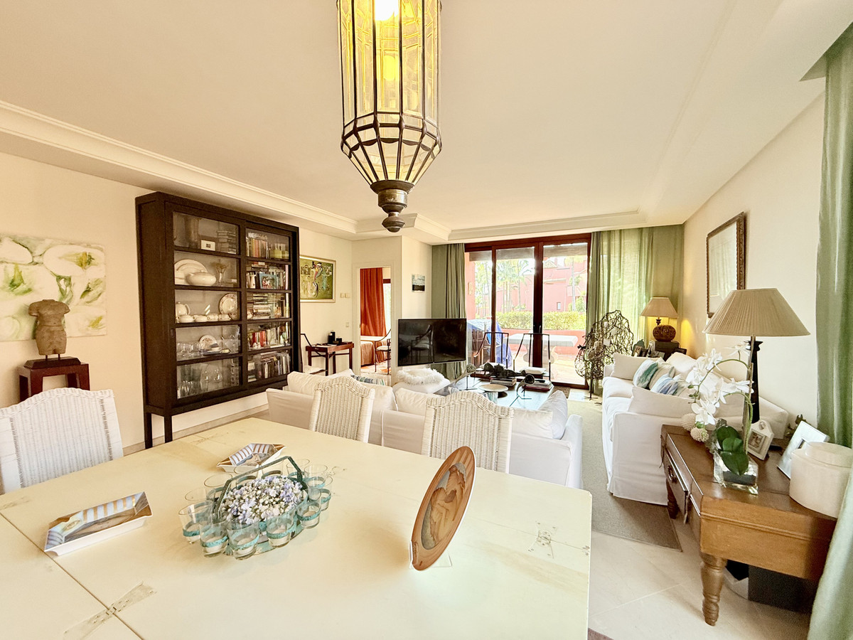 Middle Floor Apartment in Estepona