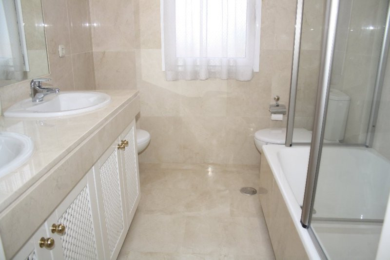 Middle Floor Apartment in Estepona