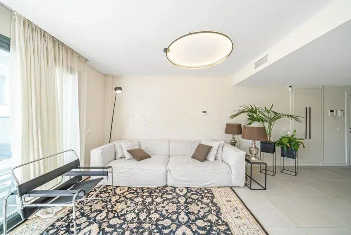 Middle Floor Apartment in Estepona