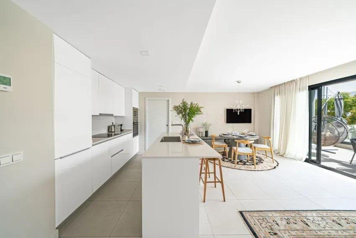 Middle Floor Apartment in Estepona