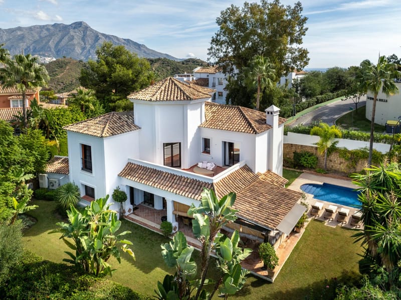 Charming Mediterranean Property on the Frontline of Golf in La Quinta, Benahavis - Image 1