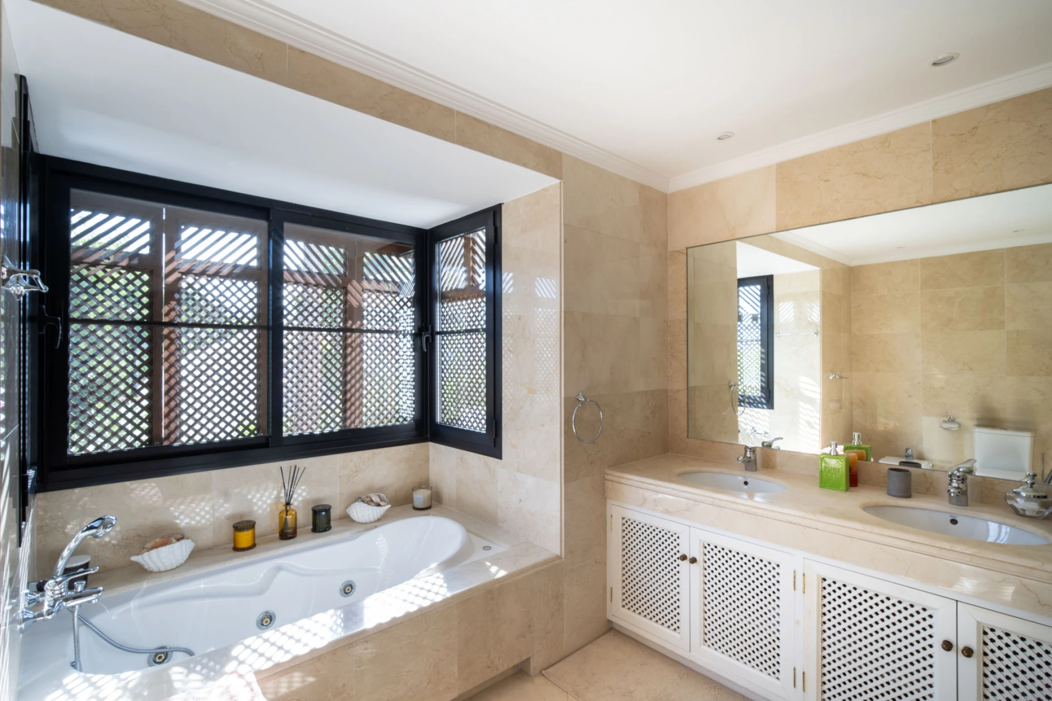Charming Mediterranean Property on the Frontline of Golf in La Quinta, Benahavis - Image 12