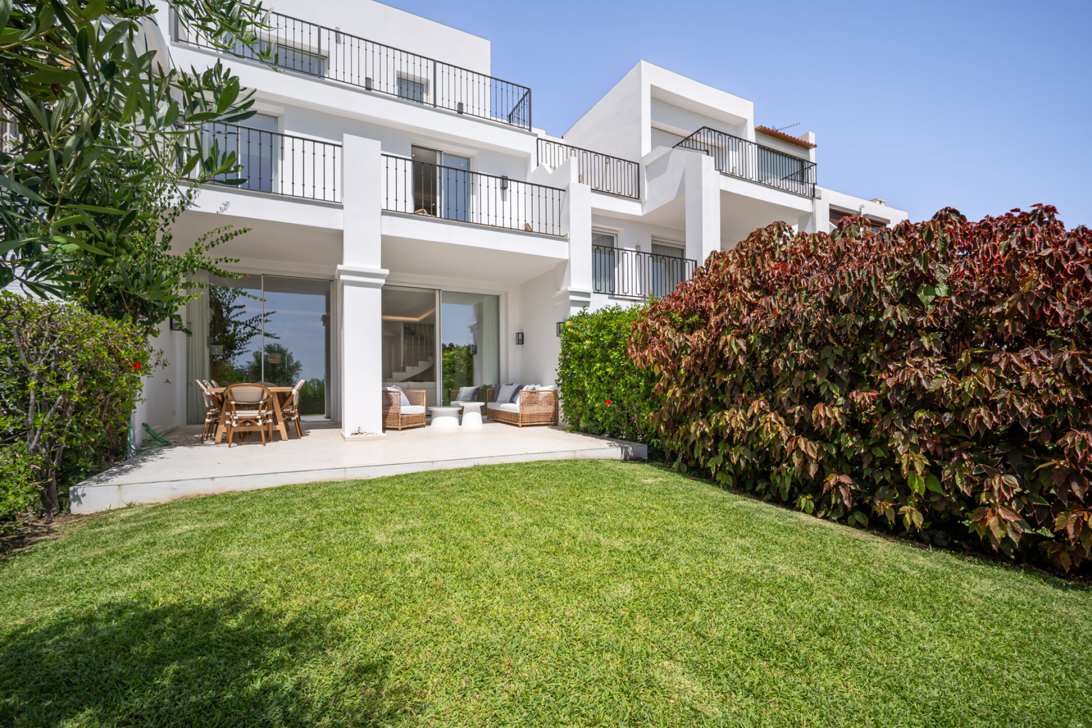 Stylishly Renovated Townhouse with Panoramic Golf and Sea Views in La Quinta - Image 1