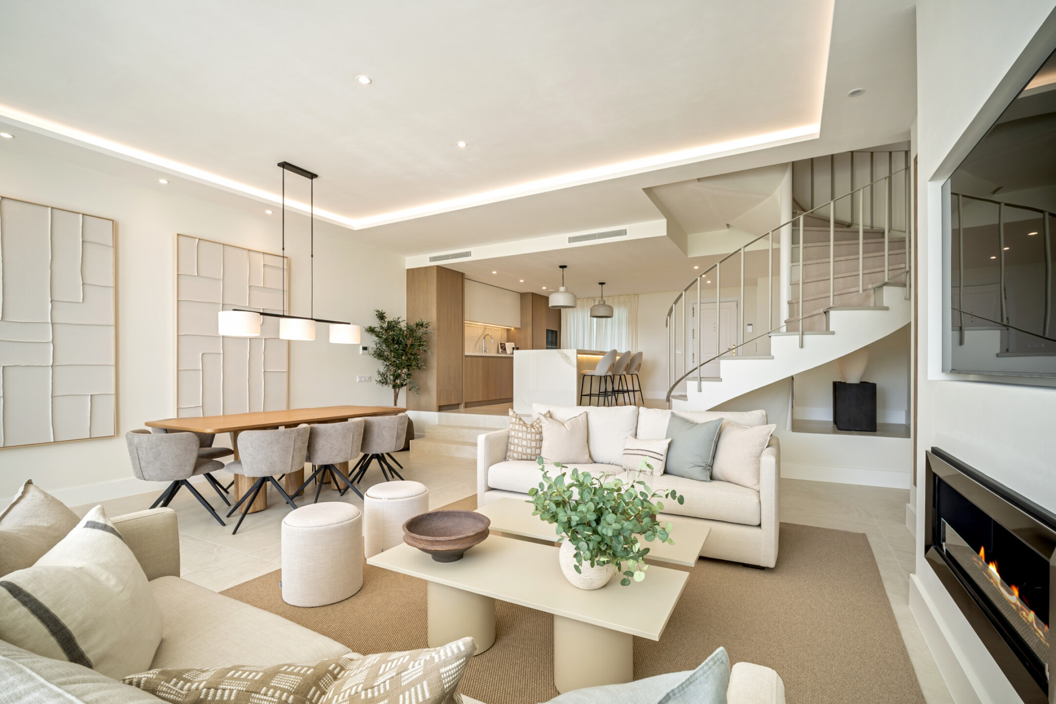 Stylishly Renovated Townhouse with Panoramic Golf and Sea Views in La Quinta - Image 2