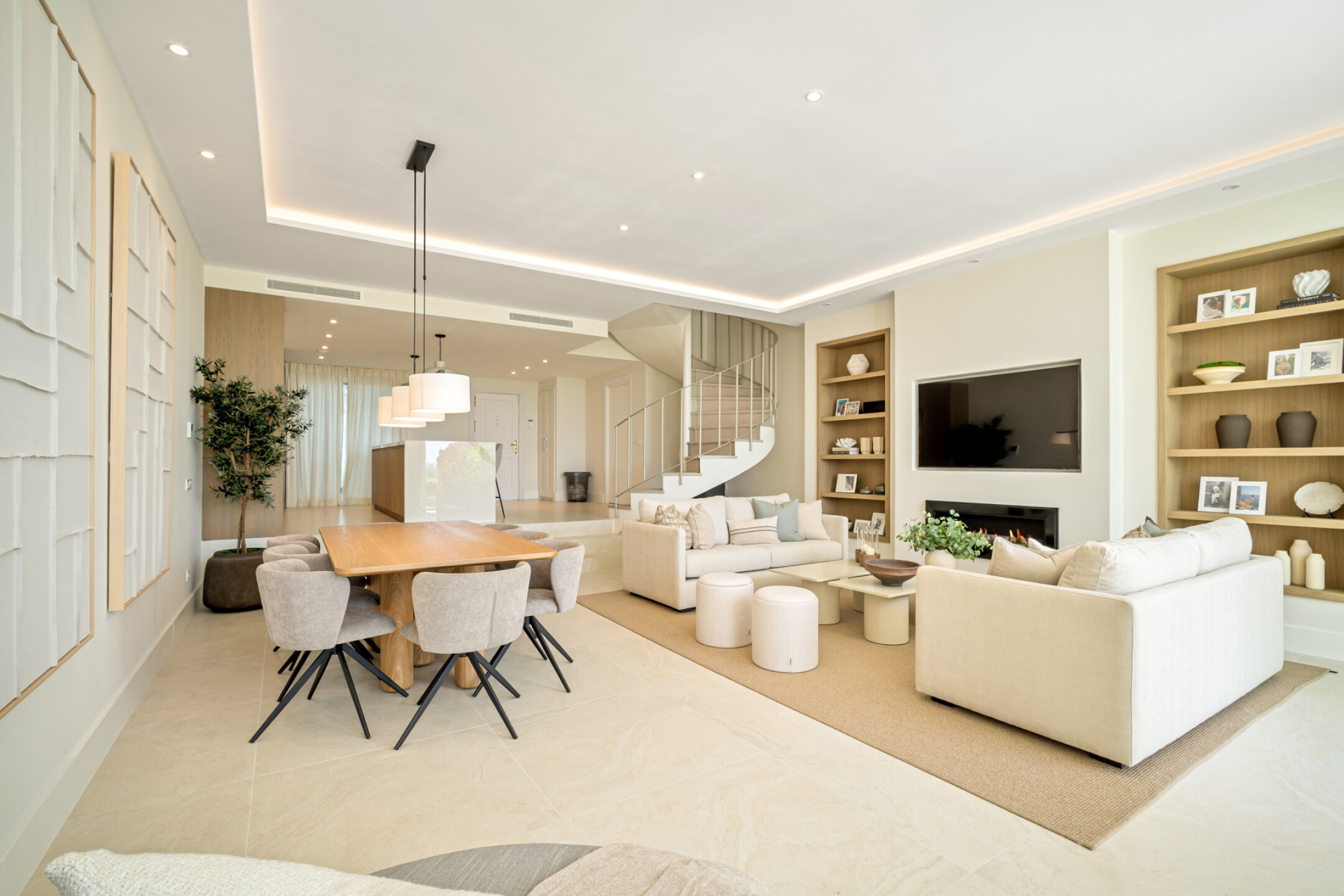 Stylishly Renovated Townhouse with Panoramic Golf and Sea Views in La Quinta - Image 3