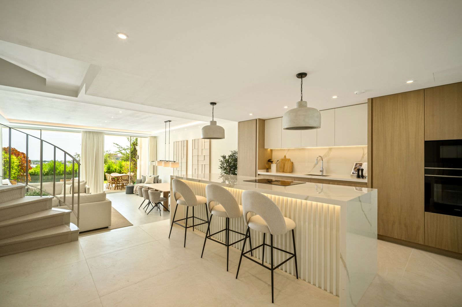 Stylishly Renovated Townhouse with Panoramic Golf and Sea Views in La Quinta - Image 9