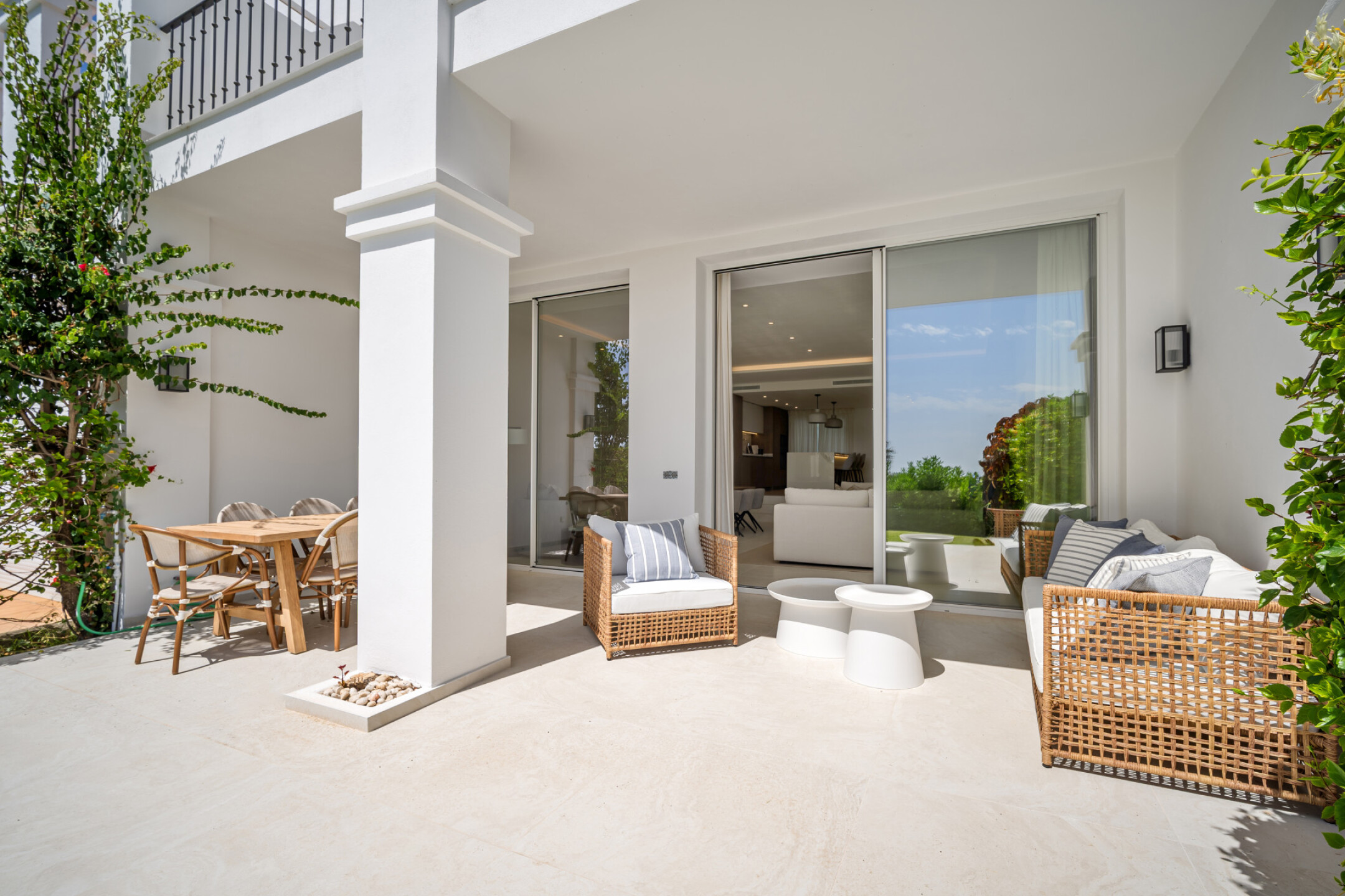 Stylishly Renovated Townhouse with Panoramic Golf and Sea Views in La Quinta - Image 10