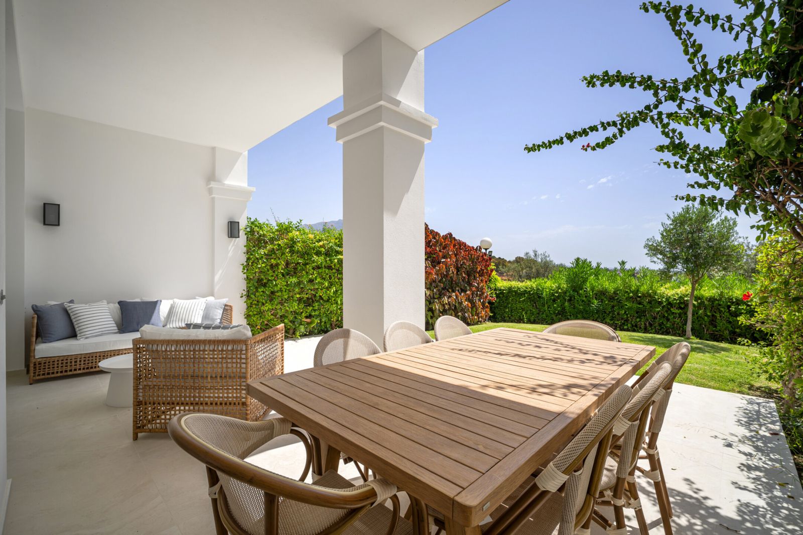 Stylishly Renovated Townhouse with Panoramic Golf and Sea Views in La Quinta - Image 11