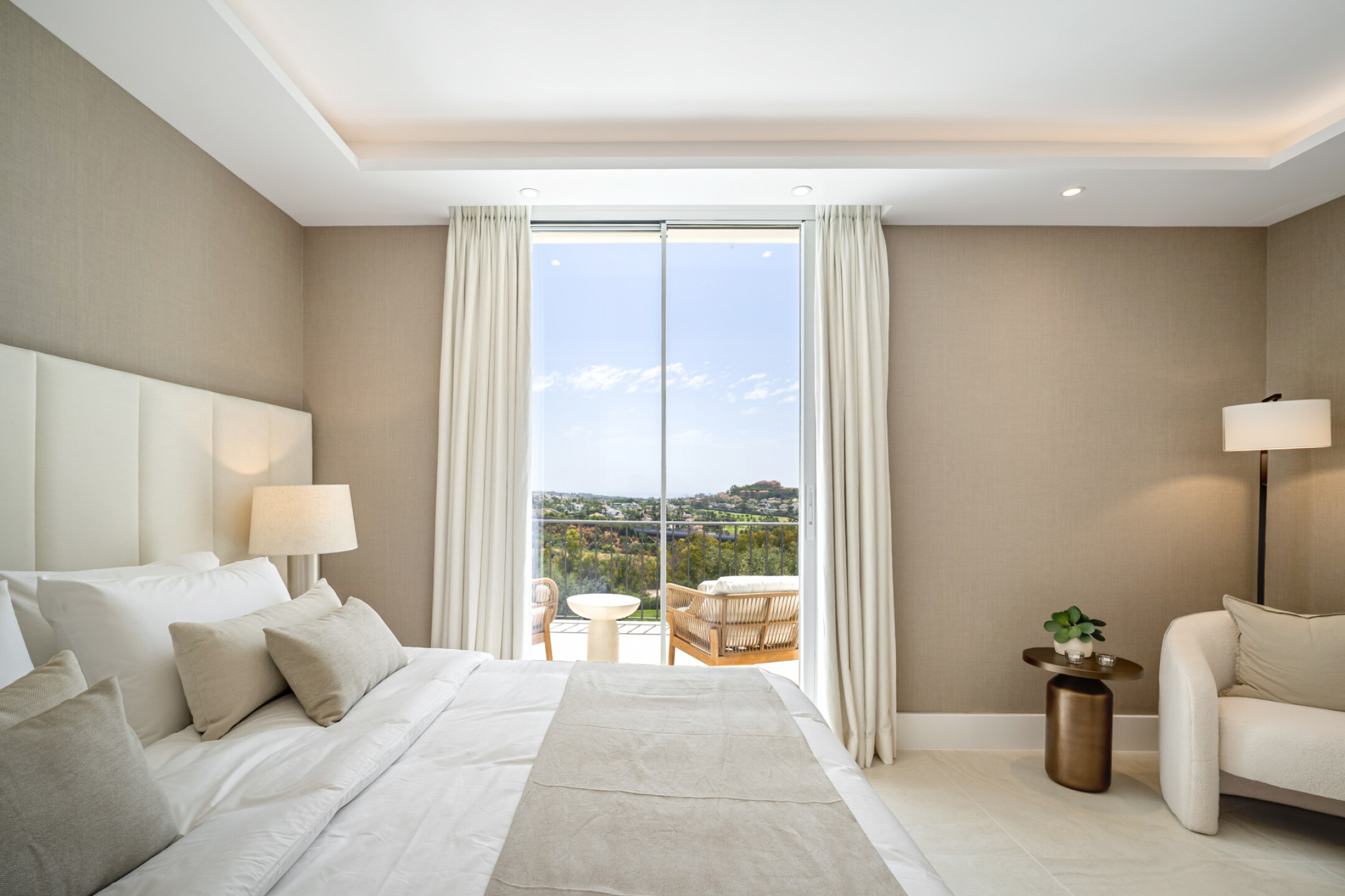 Stylishly Renovated Townhouse with Panoramic Golf and Sea Views in La Quinta - Image 15