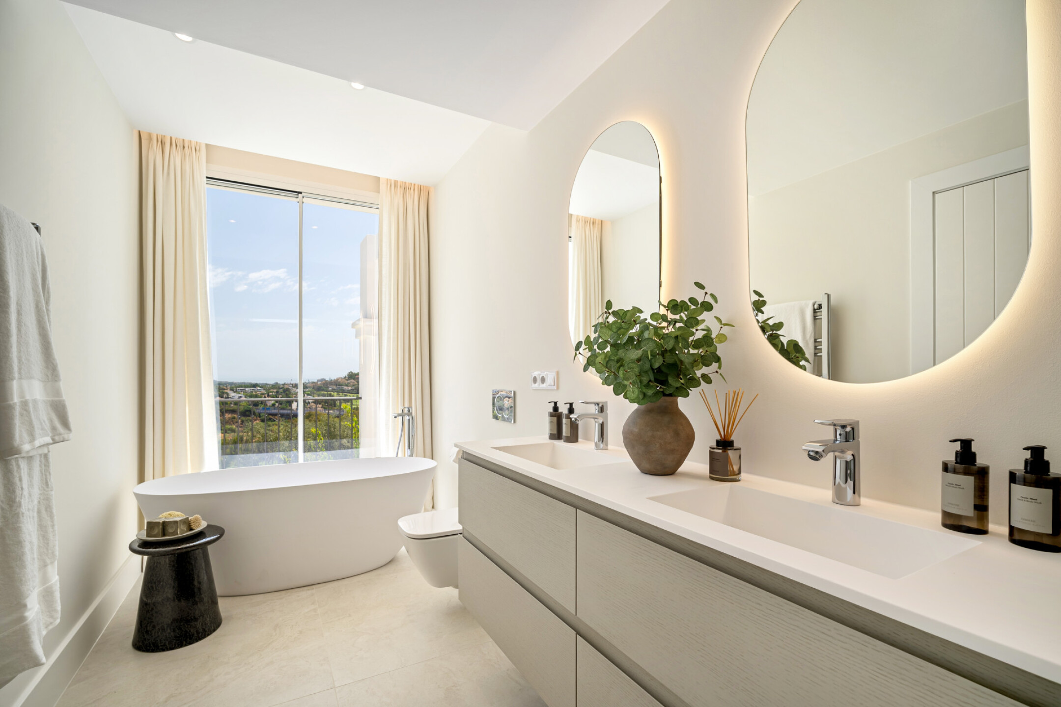 Stylishly Renovated Townhouse with Panoramic Golf and Sea Views in La Quinta - Image 17