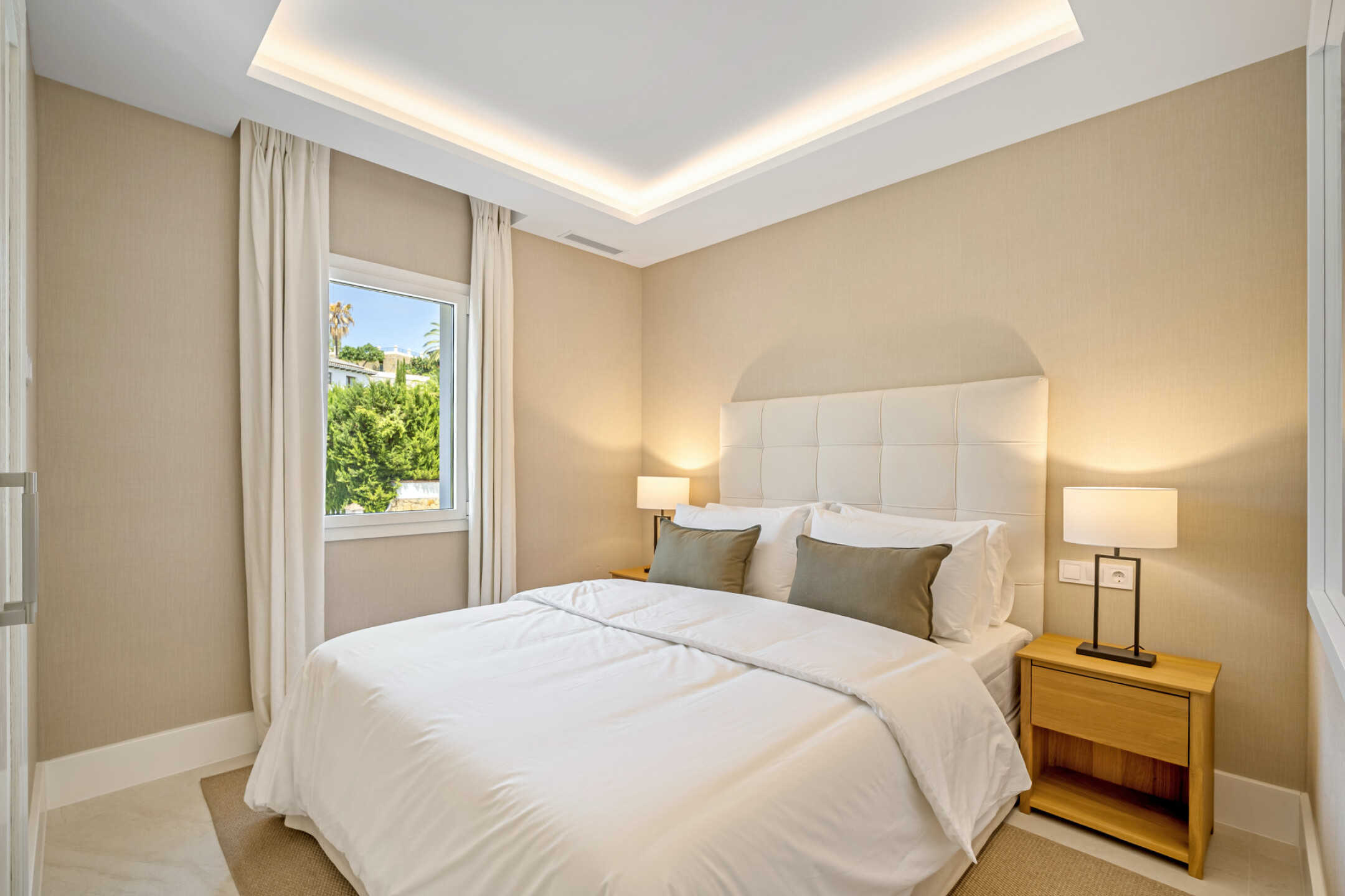 Stylishly Renovated Townhouse with Panoramic Golf and Sea Views in La Quinta - Image 18