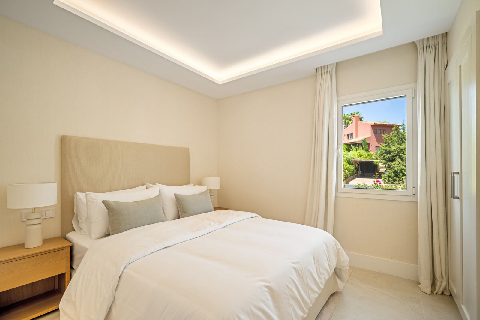Stylishly Renovated Townhouse with Panoramic Golf and Sea Views in La Quinta - Image 21