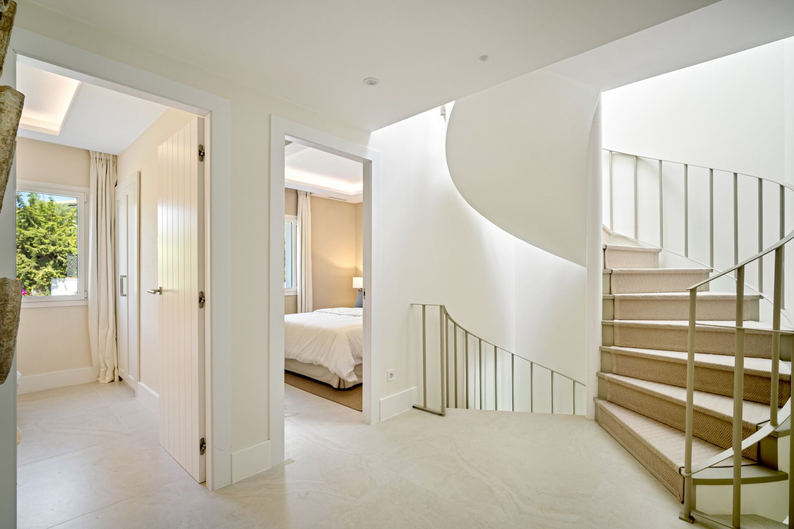 Stylishly Renovated Townhouse with Panoramic Golf and Sea Views in La Quinta - Image 23