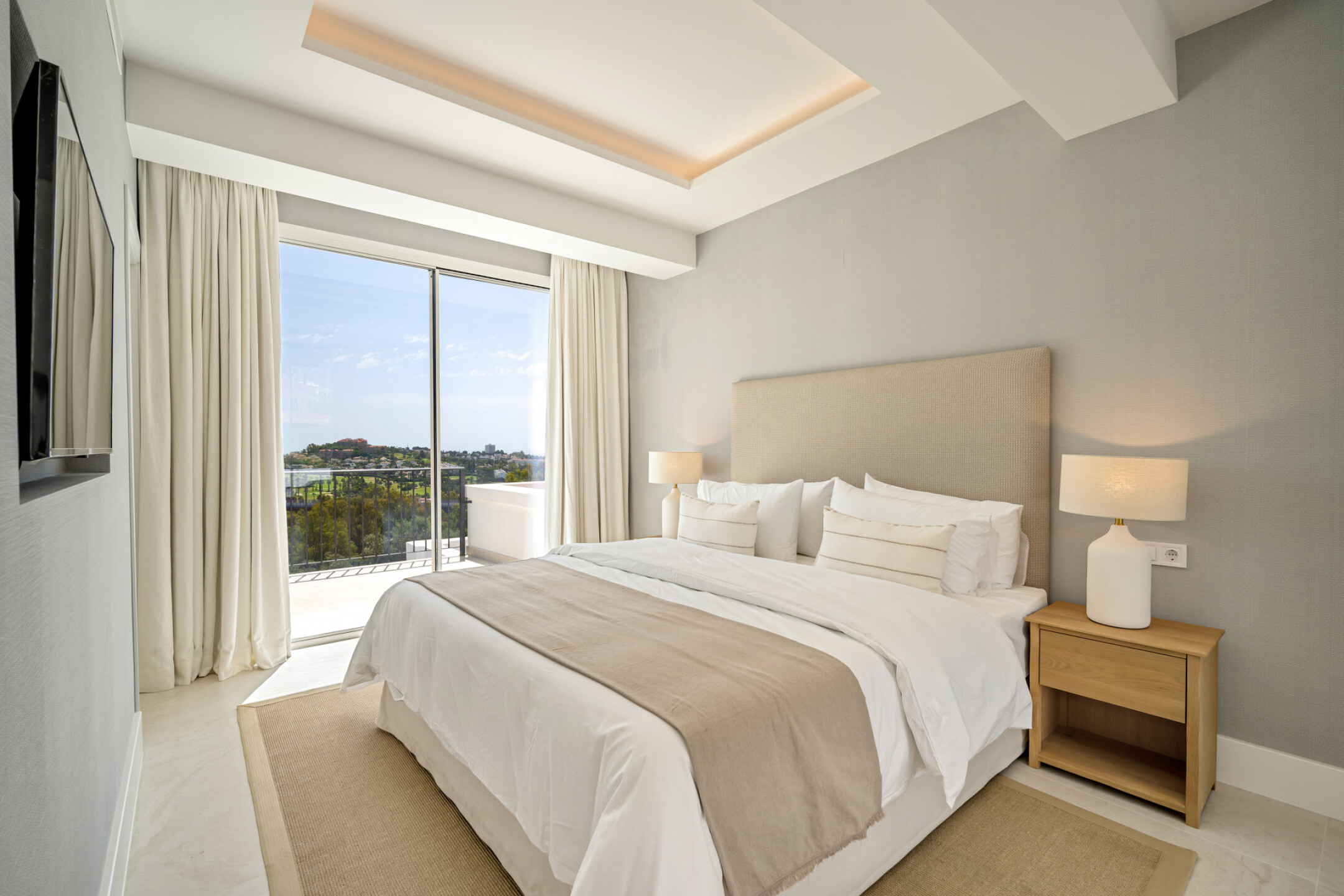 Stylishly Renovated Townhouse with Panoramic Golf and Sea Views in La Quinta - Image 24