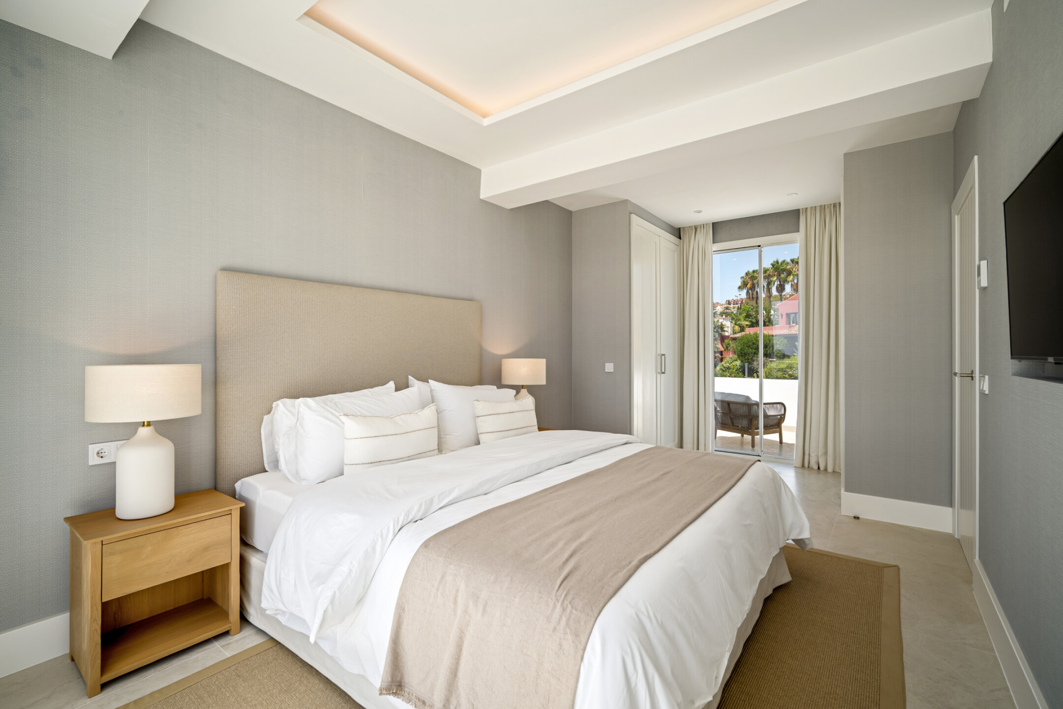 Stylishly Renovated Townhouse with Panoramic Golf and Sea Views in La Quinta - Image 26