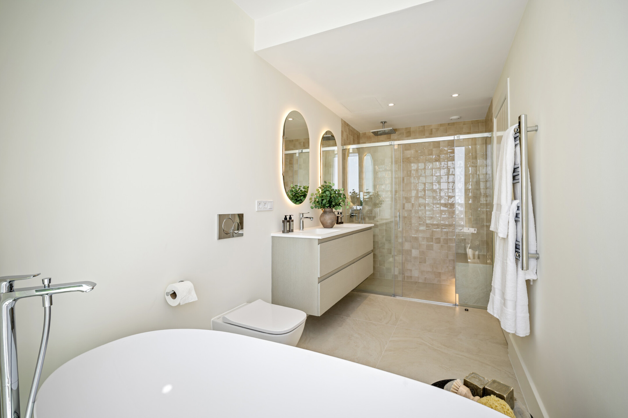 Stylishly Renovated Townhouse with Panoramic Golf and Sea Views in La Quinta - Image 27