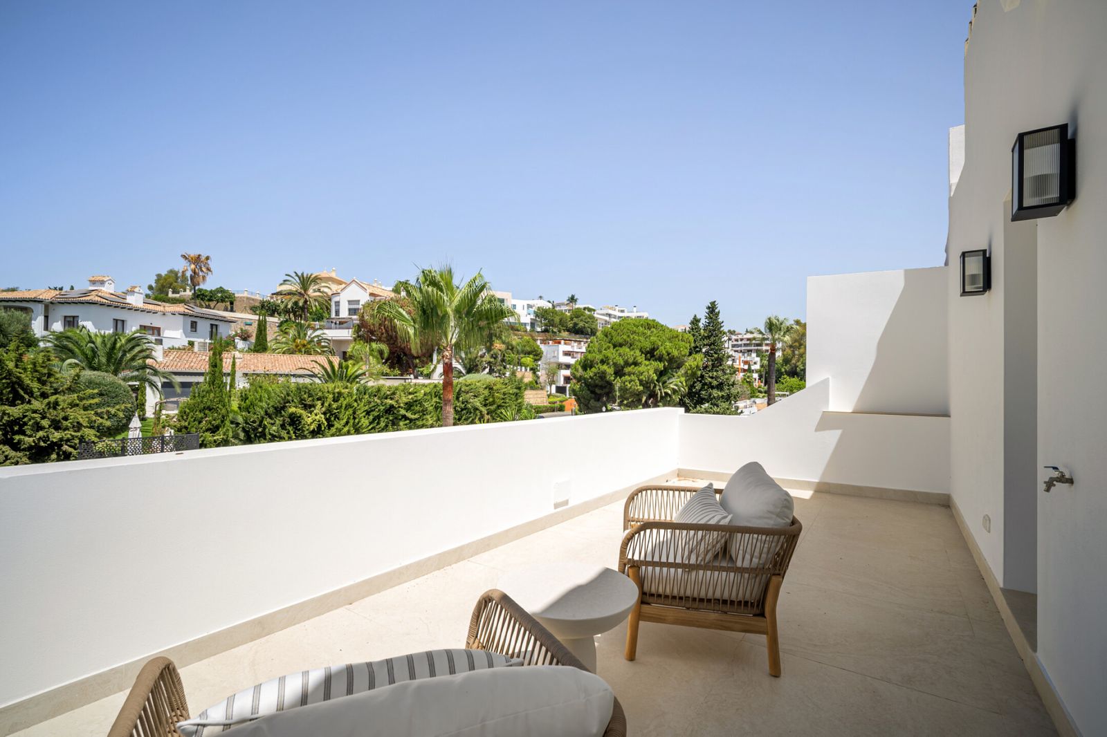 Stylishly Renovated Townhouse with Panoramic Golf and Sea Views in La Quinta - Image 30
