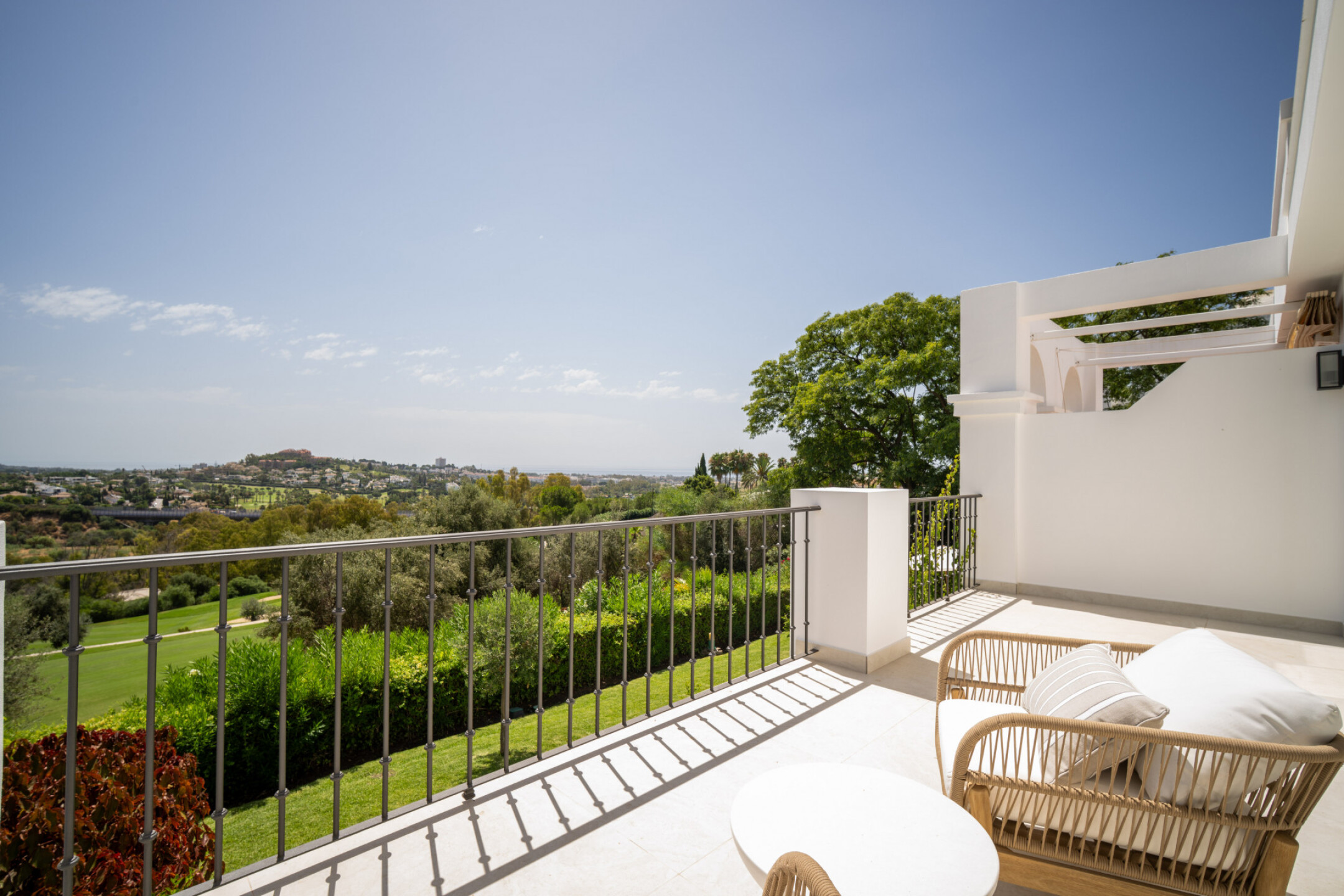 Stylishly Renovated Townhouse with Panoramic Golf and Sea Views in La Quinta - Image 32