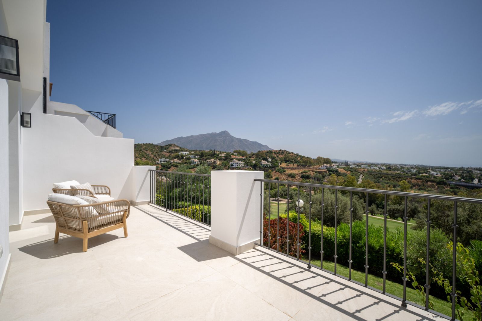 Stylishly Renovated Townhouse with Panoramic Golf and Sea Views in La Quinta - Image 33