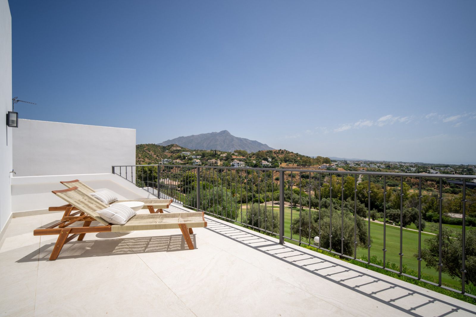 Stylishly Renovated Townhouse with Panoramic Golf and Sea Views in La Quinta - Image 34