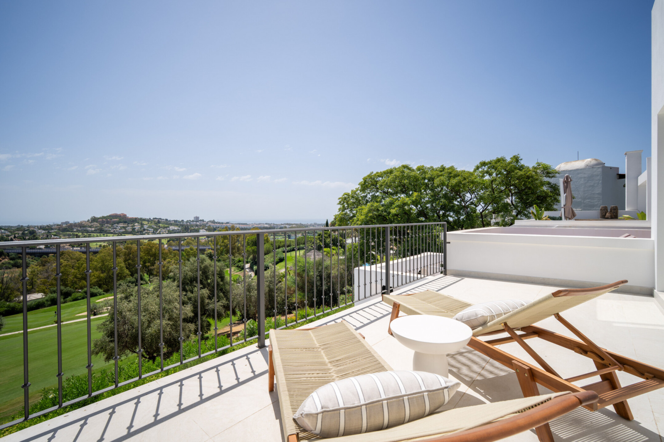 Stylishly Renovated Townhouse with Panoramic Golf and Sea Views in La Quinta - Image 35