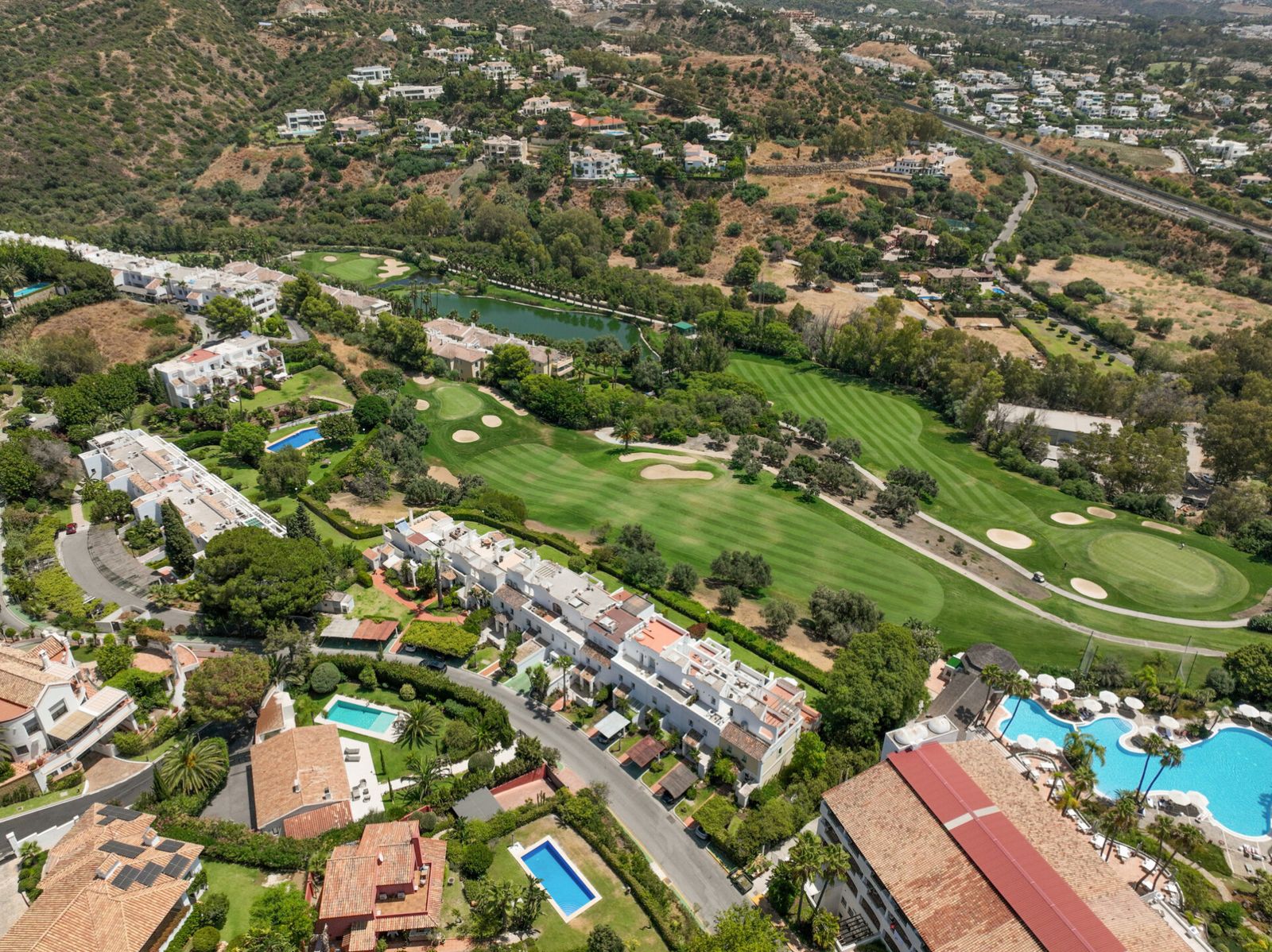 Stylishly Renovated Townhouse with Panoramic Golf and Sea Views in La Quinta - Image 37